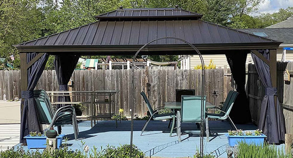 Comparing the Durability and Aesthetics of Hardtop Gazebos to Traditional Ones