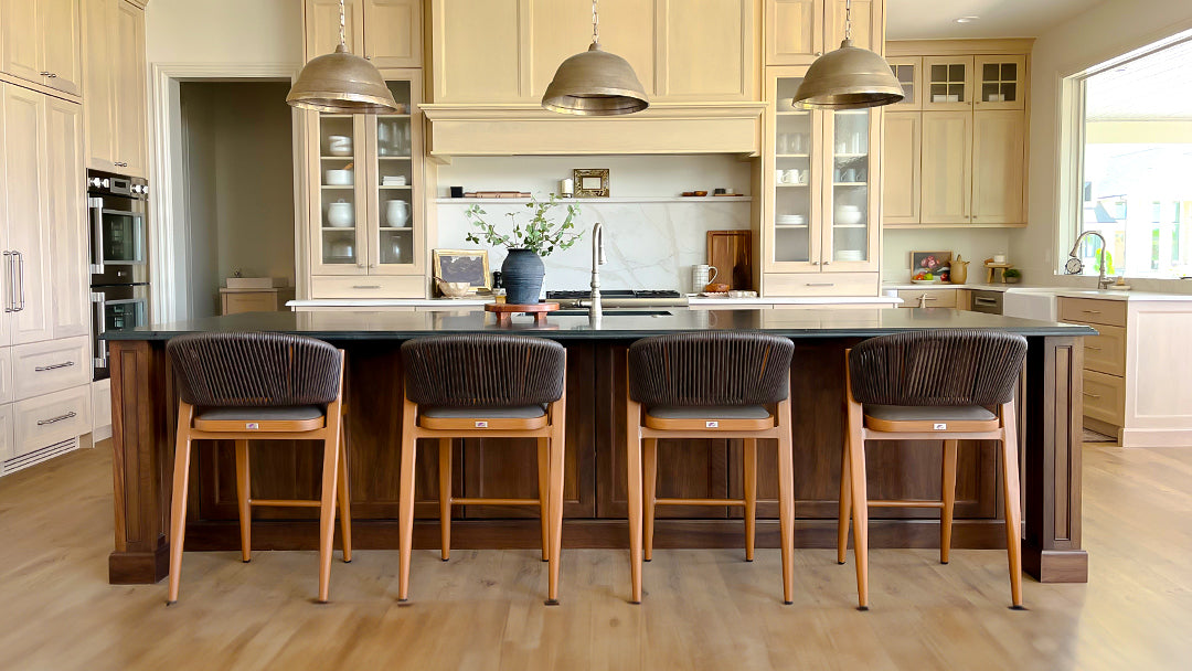 Which Stool Materials Stay Coolest Under Direct Afternoon Sun?
